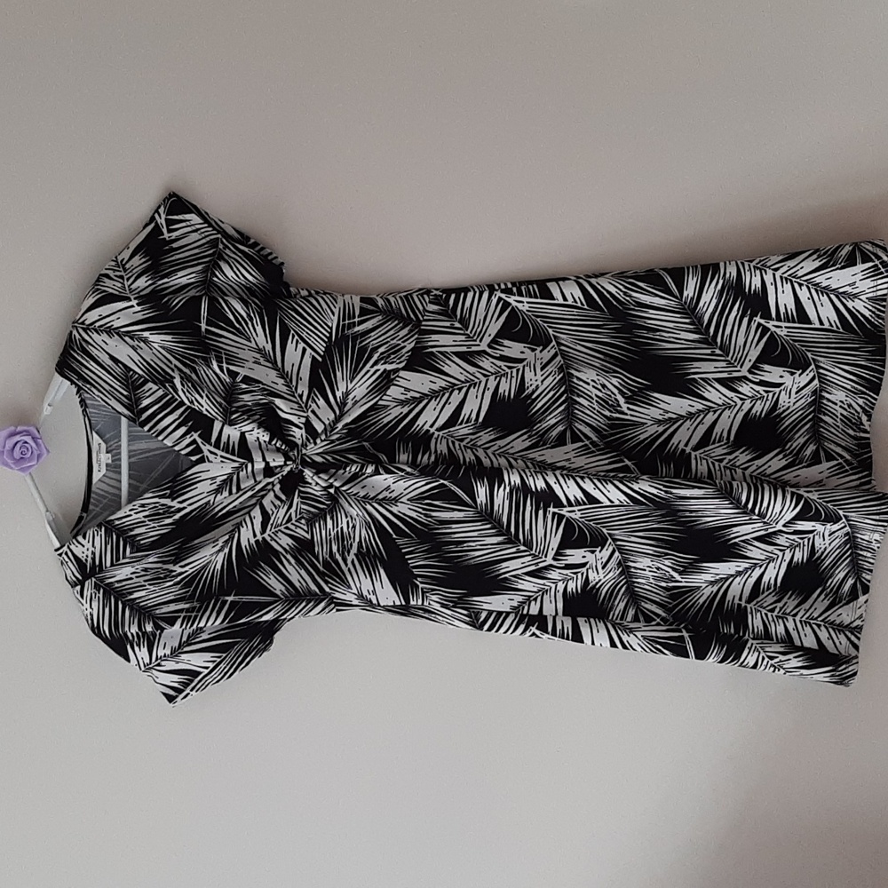 Northern Reflection dress. Large black and white short sleeve